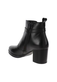 Bottine en cuir noir avec une fermeture éclair sur le côté, un bout arrondi et un talon en bloc texturé. Présente des coutures subtiles et une languette.
