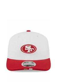 Weiße und rote Baseballmütze mit dem Logo der San Francisco 49ers auf der Vorderseite, ausgestattet mit einem roten Schild und einem Aufkleber mit der Aufschrift "9SEVENTY Stretch-Snap."