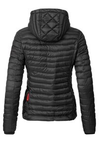 Doudoune noire avec capuche, dotée d'un design matelassé, de coutures horizontales et d'un accent rouge du logo sur le côté.