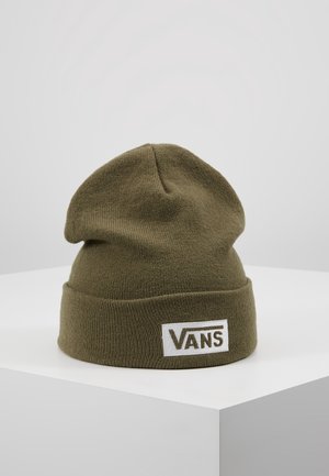 Olivengroene gebreide muts met omgeslagen boord voorzien van een witte Vans-logo patch, gepresenteerd op een wit voetstuk tegen een effen achtergrond.