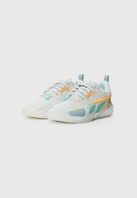 Weisse Sportschuhe mit einem Mesh-Design, das türkisfarbene und orangefarbene Akzente aufweist, strukturierten Überzügen und einer Gummisohle. Mit Schnürsenkeln und einer Schlaufe an der Ferse.