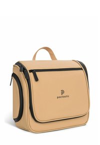 Bolso sintético color marrón con un zipper negro, que presenta un asa superior y una solapa frontal. Muestra un logo en el centro. Textura suave, forma rectangular.