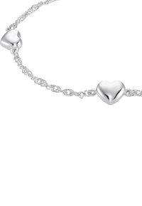 Bracciale d'argento con design a catena intrecciata e due accenti a forma di cuore lisci. I cuori hanno una finitura lucida che riflette la luce.
