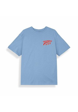 Hellblaues T-Shirt mit kurzen Ärmeln und rotem "grimey"-Schriftzug sowie asiatischen Zeichen auf der linken Brustseite bedruckt.