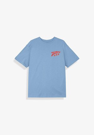 Hellblaues T-Shirt mit kurzen Ärmeln und rotem "grimey"-Schriftzug sowie asiatischen Zeichen auf der linken Brustseite bedruckt.