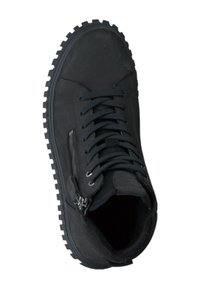 Botín negro hasta el tobillo con un exterior texturizado, diseño de cordones, cremallera lateral y suela de goma robusta. Cuenta con un collar acolchado para mayor comodidad.