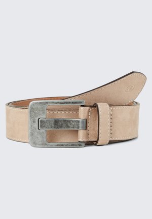 Beige suède riem met een rechthoekige metalen gesp. De gesp heeft een verouderde zilveren afwerking, en stiksels zijn zichtbaar langs het leer.