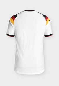 Weißes Sporttrikot mit kurzen Ärmeln und schwarzen, roten sowie gelben Akzenten auf Schultern und Ärmeln, von hinten vor einfachem Hintergrund gezeigt.