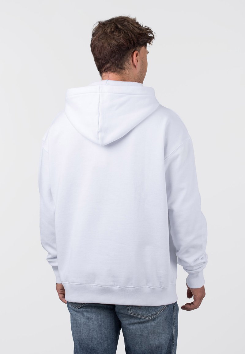 Weißes Kapuzensweatshirt aus weichem Stoff, mit einem schlichten Design, einer Kängurutasche und gerippten Bündchen. Keine sichtbaren Grafiken oder Muster.