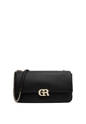Czarna skórzana torebka na ramię z złotym łańcuszkowym paskiem i złotą klamrą z logo GR na przedniej klapie.