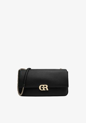 Sort læder crossbody-taske med guldkæde-strop og guld GR-logo-lukke på frontklap.