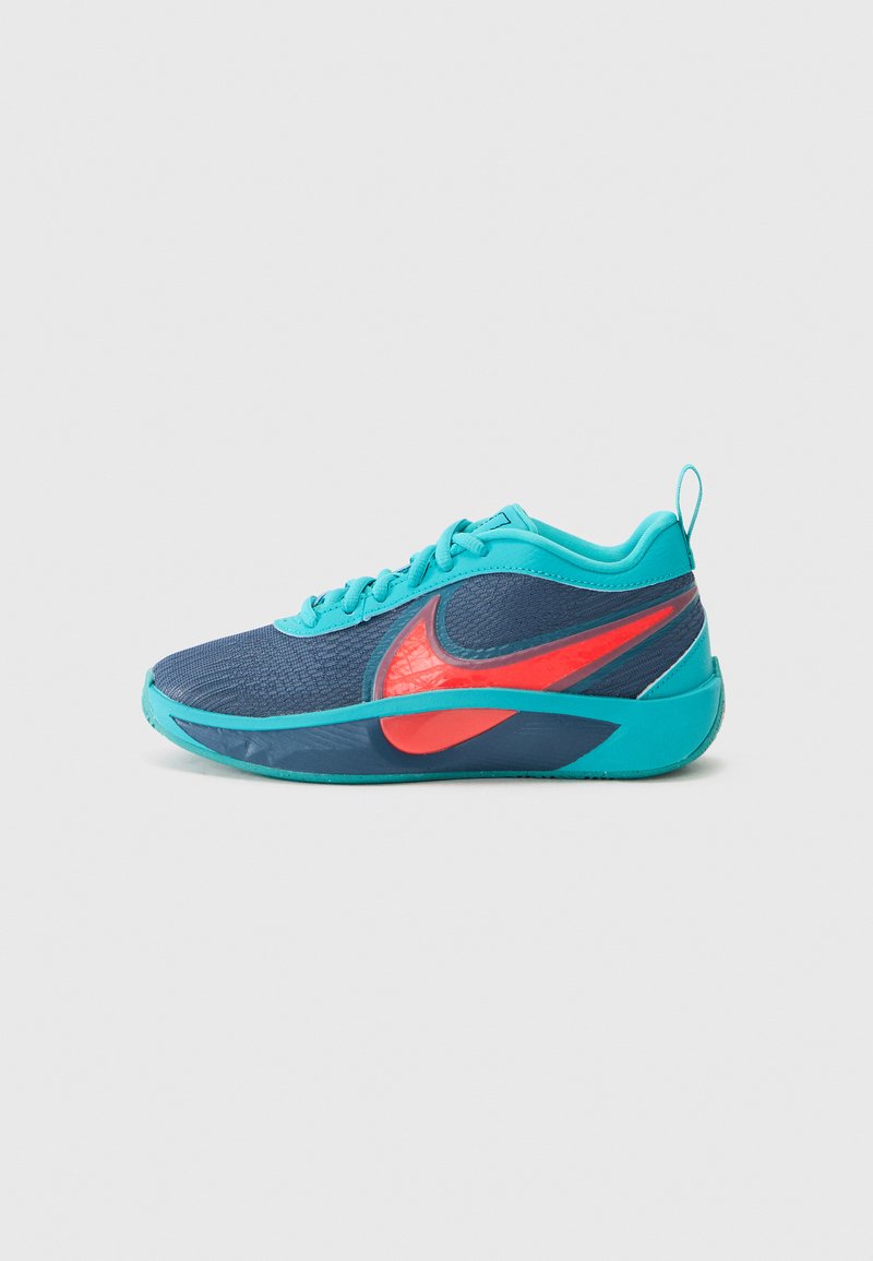 Kék sportcipő hálós felsőrésszel, türkiz kiegészítőkkel és piros Nike logóval. Texturált felülettel és lekerekített orrmintával rendelkezik.