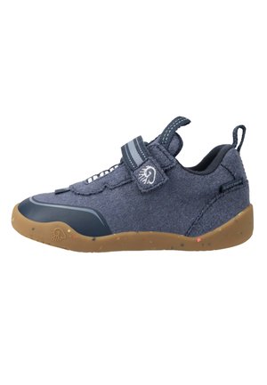 Niedriger marineblauer Sneaker mit braun gesprenkelter Sohle, Klettverschluss, Zuglaschen und strukturiertem Stoffobermaterial, Seitenansicht.