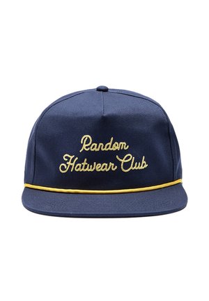 Gorra de béisbol azul marino con texto bordado en amarillo que dice "Random Hatwear Club" y una cuerda amarilla justo encima de la visera.