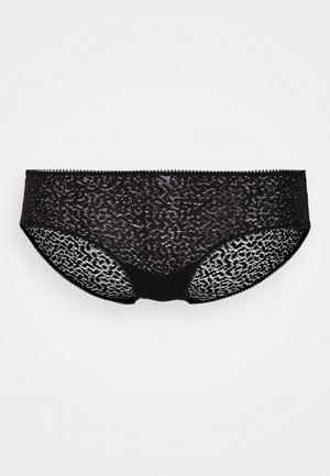 Zwarte kanten slip met een bloemenpatroon, zachte textuur en een gegolfde rand. Het ontwerp heeft een solide zwarte voering voor bedekking.