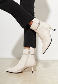 Cesare Gaspari Bottines - beige