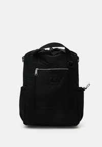 Mochila negra hecha de nylon duradero con parte superior ajustable, bolsillos laterales, bolsillo frontal con cremallera y un parche con el logo en la parte delantera.