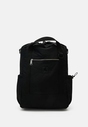 Mochila negra hecha de nylon duradero con parte superior ajustable, bolsillos laterales, bolsillo frontal con cremallera y un parche con el logo en la parte delantera.