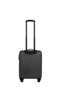 Valise rigide noire matelassée avec poignée rétractable, quatre roues et motif texturé pour une meilleure prise en main et durabilité. Design compact.