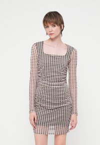 Rochie cu mâneci lungi dintr-un material transparent cu un model în carouri maro și negre; detalii plisate la talie; decolteu pătrat.