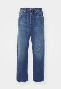 Jeans en denim bleu foncé avec une coupe droite, présentant une fermeture à bouton à l'avant, cinq poches et des détails de décoloration légère sur le tissu.