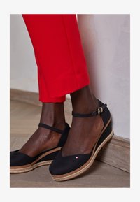 Unausgewählt, black