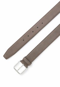 Ceinture en cuir texturé gris avec une boucle rectangulaire en argent et cinq trous de réglage sur un fond blanc.
