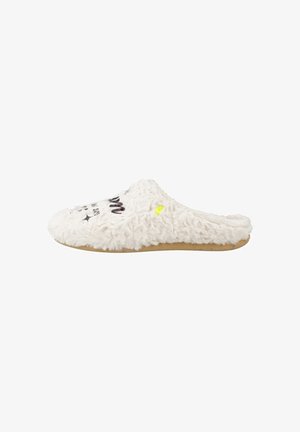 Chaussons blancs et moelleux avec une tige douce et texturée et une semelle beige texturée. Présentent un motif imprimé sur la tige et un petit accent jaune.
