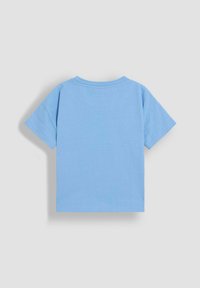 Lichtblauw T-shirt met korte mouwen van katoen. Heeft een ronde halslijn en een rechte zoom, met een gladde textuur en geen extra details.
