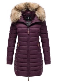 Chaqueta acolchada morada con capucha forrada de piel, textura acolchada, cierre delantero con cremallera y dos bolsillos laterales con detalles en cuero marrón.