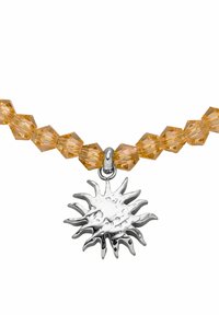 Kralenketting met hexagonale amberglazen kralen en een zilveren zonhanger met gestructureerde stralen, die een glanzende metallic afwerking heeft.