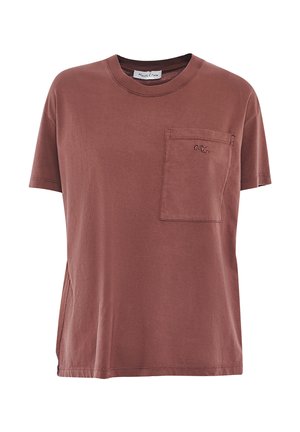 T-shirt in cotone marrone con colletto girocollo, maniche corte, spacchi laterali e una tasca sul petto sinistro con un piccolo logo ricamato.