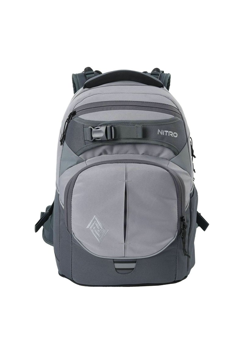 Grijze rugzak met een gestructureerd ontwerp, voorzien van meerdere compartimenten, ritsen, een verstelbare schouderband en een logo accent aan de voorkant.