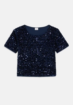 Mørkeblå kortærmet bluse dækket af palietter med rund halsudskæring. Glat stof underneden, skinnende tekstur med reflekterende elementer.