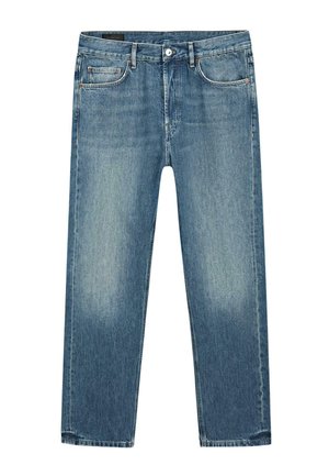 Blauwe denim jeans met rechte pijpen, vervaagd aan de voorkant, met knoopsluiting aan de voorkant, rits en ontwerp met vijf zakken op een witte achtergrond.