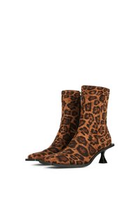 Botas de tobillo con estampado de leopardo, hechas de suave gamuza, que presentan una punta afilada, tacón de gato y un cierre lateral para facilitar su uso.