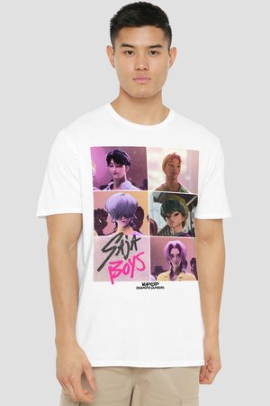 Junger Mann trägt ein weißes T-Shirt mit sechs stilisierten animierten männlichen Figuren in Pastelltönen sowie den Schriftzügen "Saja Boys" und "Kpop Demon Hunters".