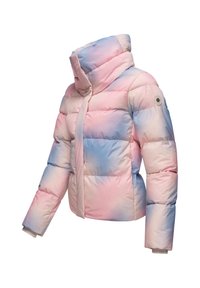 Veste matelassée pour femmes avec col montant en dégradé de rose pastel et bleu, sections matelassées et patch logo sur la manche gauche.