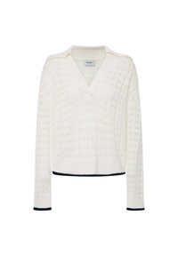 Pull blanc tricoté à manches longues avec col en V profond, motif texturé, col et bordures bleu marine aux poignets et à l'ourlet.