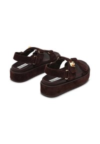 Bruine suède plateau sandalen met dubbele banden en gouden hardware. Gestructureerde zool voor grip, met een gevoerd voetbed.