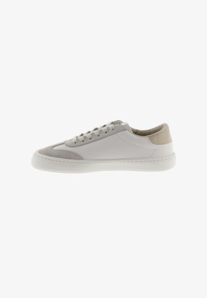 Zapatilla blanca de cuero con detalles en gamuza gris, punta redonda, suela plana blanca y parche en el talón beige. Diseño de cinco ojales con cordones.