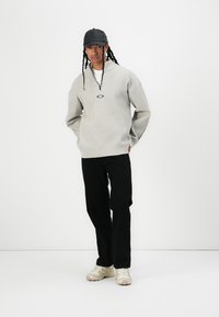 Oakley NEW RETRO SWEATER - Vesta - mist