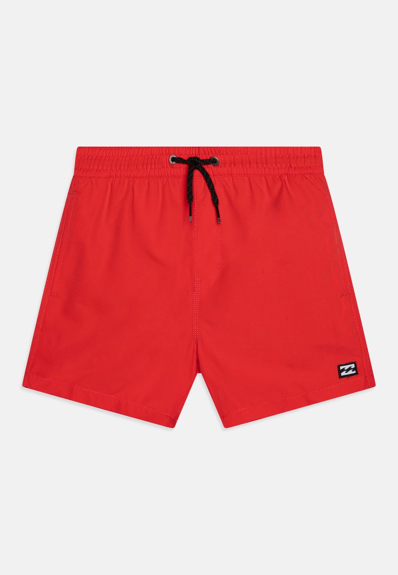 Shorts de bain rouges en matériau léger, dotés d'une taille élastique avec un cordon noir et un petit patch logo.