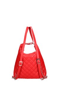 Borsa a tracolla in pelle rossa trapuntata con doppie cinghie in pelle, dettagli in metallo argentato e una forma morbida. Presenta un dettaglio a catena sulla tracolla.