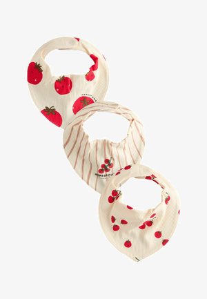 Trīs krēmkrāsas adīti bērnu bandanas priekšautiņi ar sarkaniem tomātu tematikas apdrukām un sprādzēm, izvietoti diagonālā līnijā.