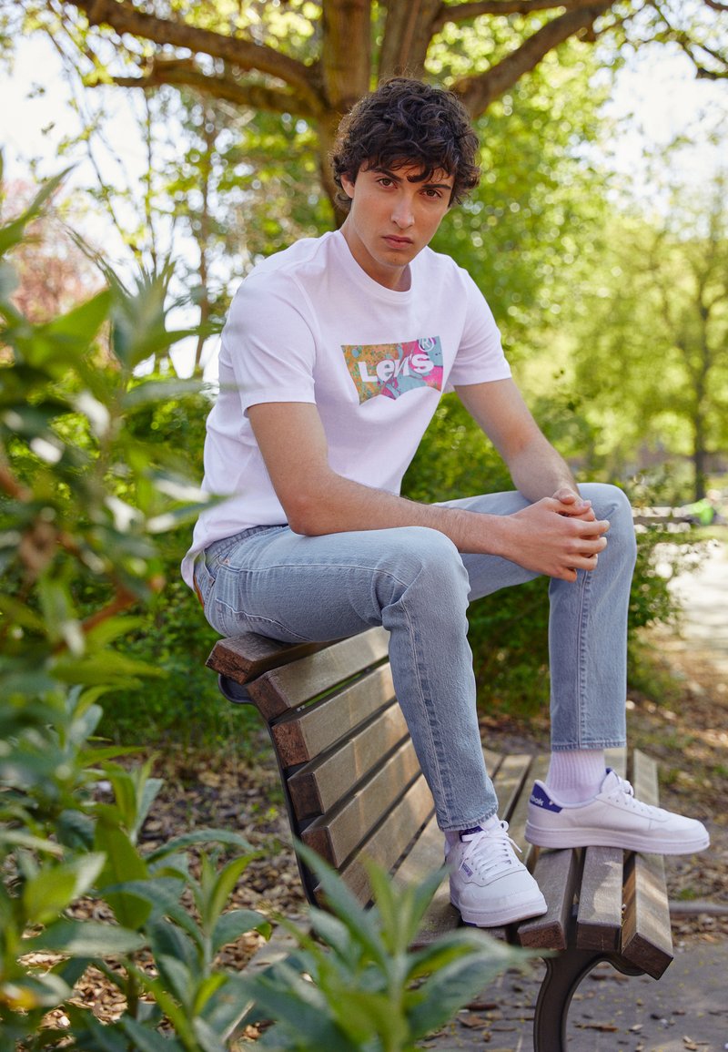 Levi's® GRAPHIC CREWNECK TEE - T-shirt estampada - white