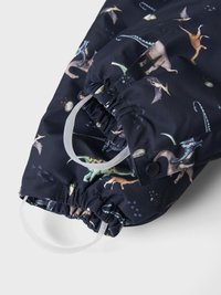 Tumši zils bērnu jakas ar dinozauru un dzīvnieku rakstiem, ar elastīgiem manžetēm un caurspīdīgu aprīkojumu pielāgošanai.
