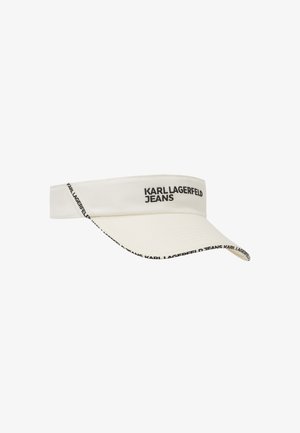 Fehér napellenző kalap széles karimával, fekete szöveggel az élein, amelyen a "KARL LAGERFELD JEANS" felirat olvasható. Simább szövet textúra.