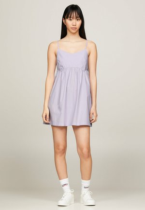 Vestido sin mangas en color lila con un corsé ajustado y falda acampanada. Hecho de una tela suave, con tirantes finos y un diseño simple.