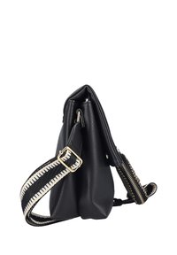 Borsa a mano in pelle nera testurizzata con ampia tracolla regolabile nera e bianca cucita e fibbia dorata, mostrata di lato su sfondo bianco.